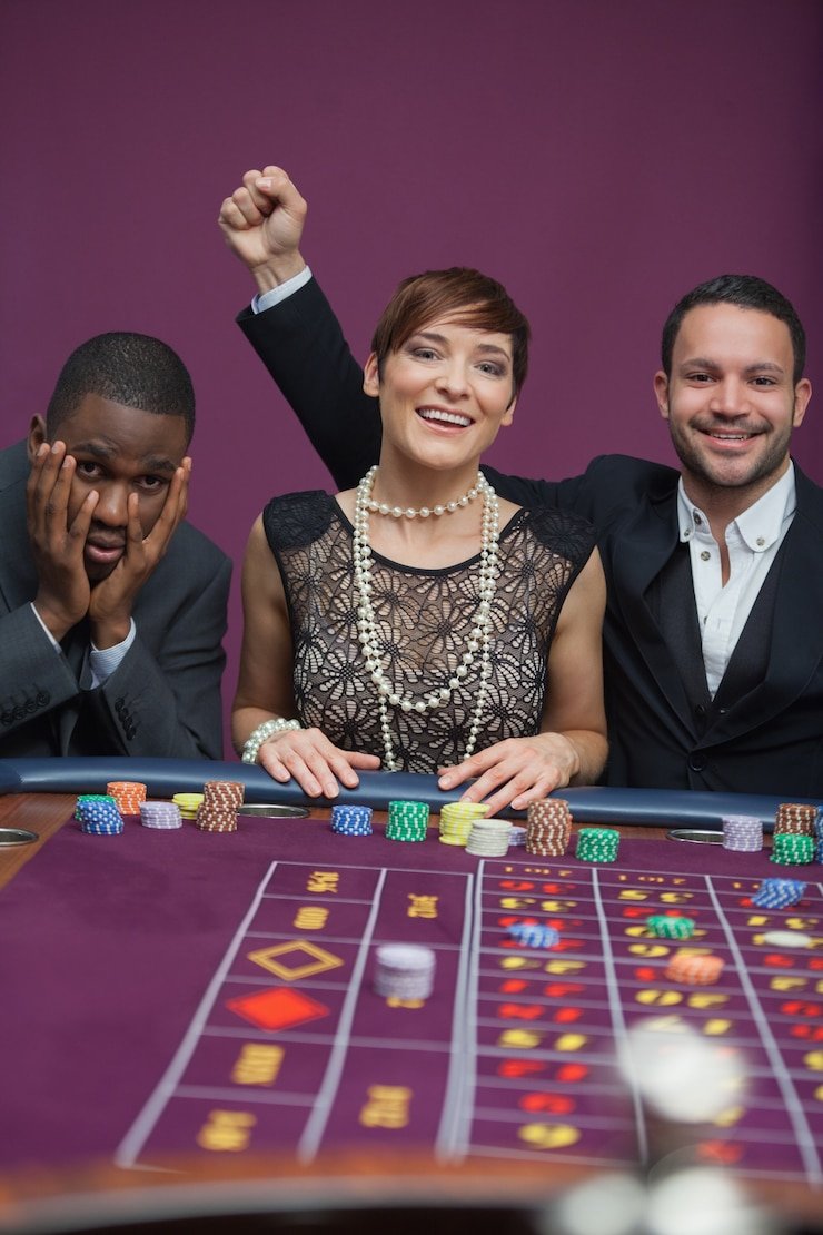 Suasana live casino dengan dealer profesional dan interaksi real-time yang seru